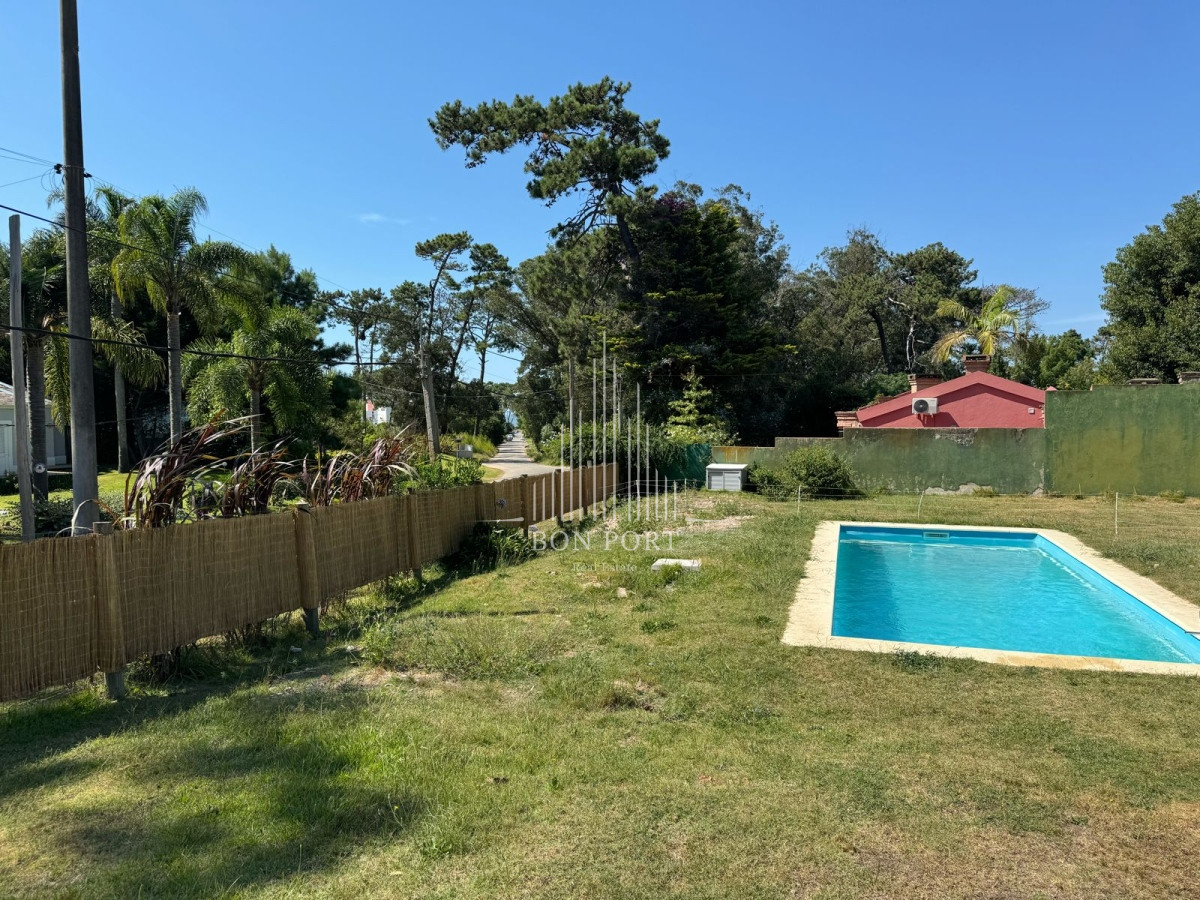 Casa ID.254 - En venta casa de 3 dormitorios, con piscina y barbacoa, en Barrio Golf, Punta Este