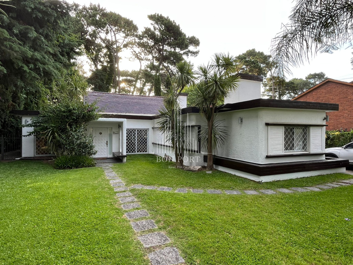 Casa ID.252 - Hermosa Casa en venta de 4 dormitorios en Cantegril, Punta del este. 