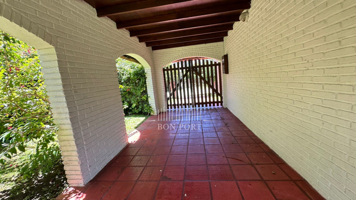 Casa ID.257 - En venta casa en San Rafael, de 4 dormitorios mas dep, con 2 cocheras