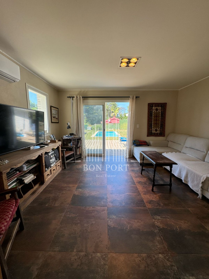 Casa ID.254 - En venta casa de 3 dormitorios, con piscina y barbacoa, en Barrio Golf, Punta Este