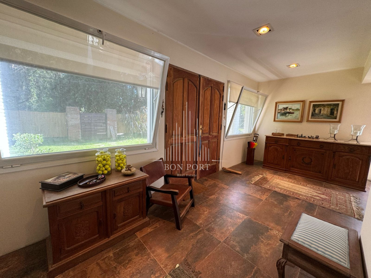 Casa ID.254 - En venta casa de 3 dormitorios, con piscina y barbacoa, en Barrio Golf, Punta Este