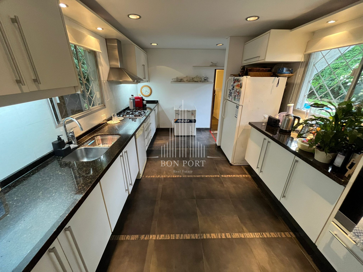 Casa ID.252 - Hermosa Casa en venta de 4 dormitorios en Cantegril, Punta del este. 