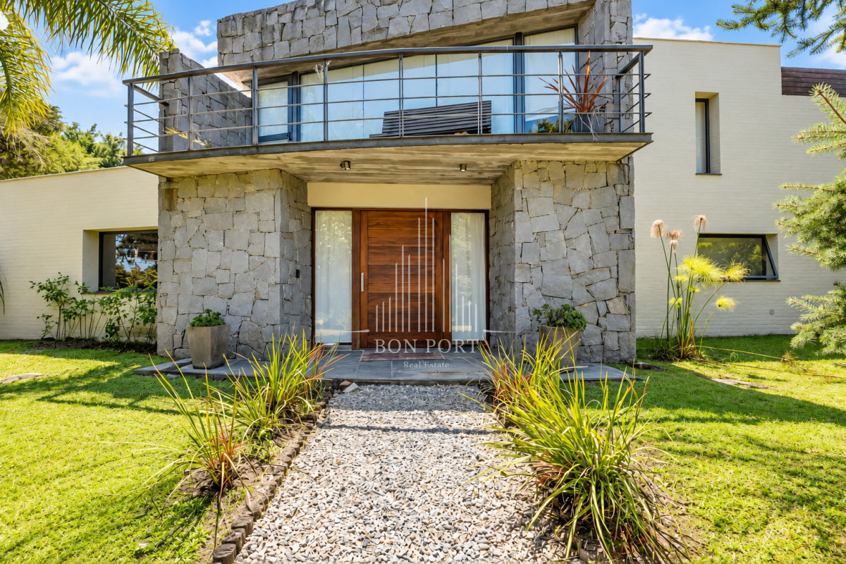 Casa ID.251 - Hermosa casa de 4 dormitorios en agradable entorno.
