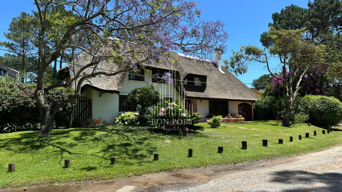 Casa ID.257 - En venta casa en San Rafael, de 4 dormitorios mas dep, con 2 cocheras
