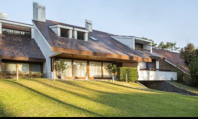 Casa de gran tamaño ubicada en zona privilegiada.