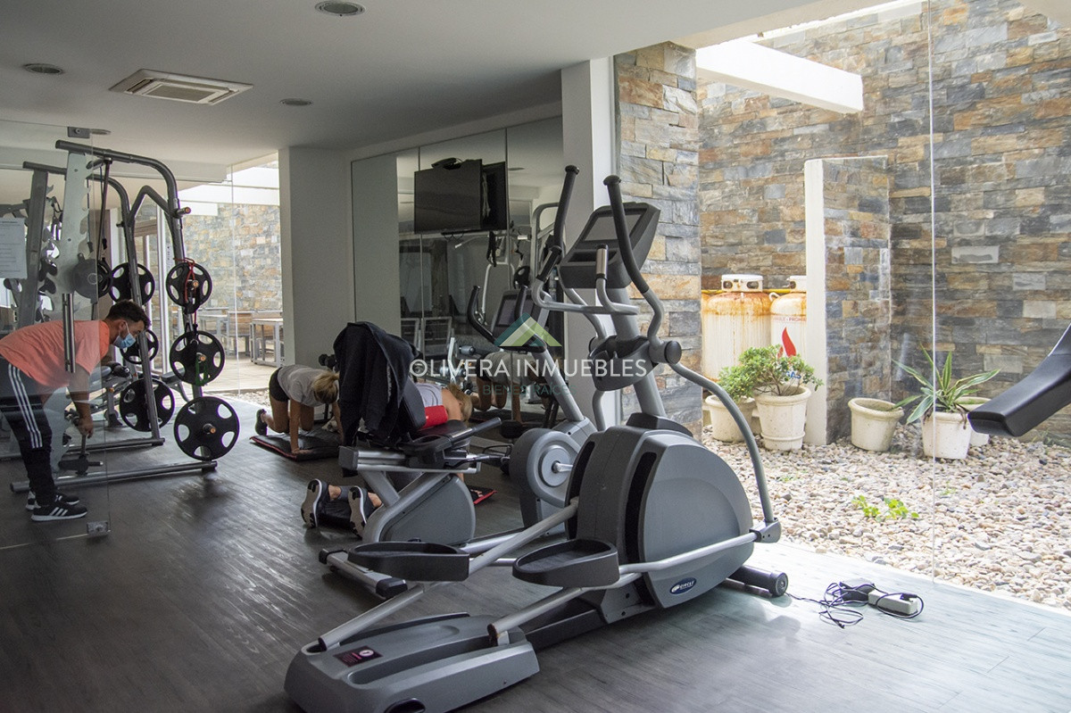 Apartamento ID.10248 - Vende apartamento. Edificio Bonaire. 3 dormitorios con servicios. Brava, Peninsula, Punta del Este