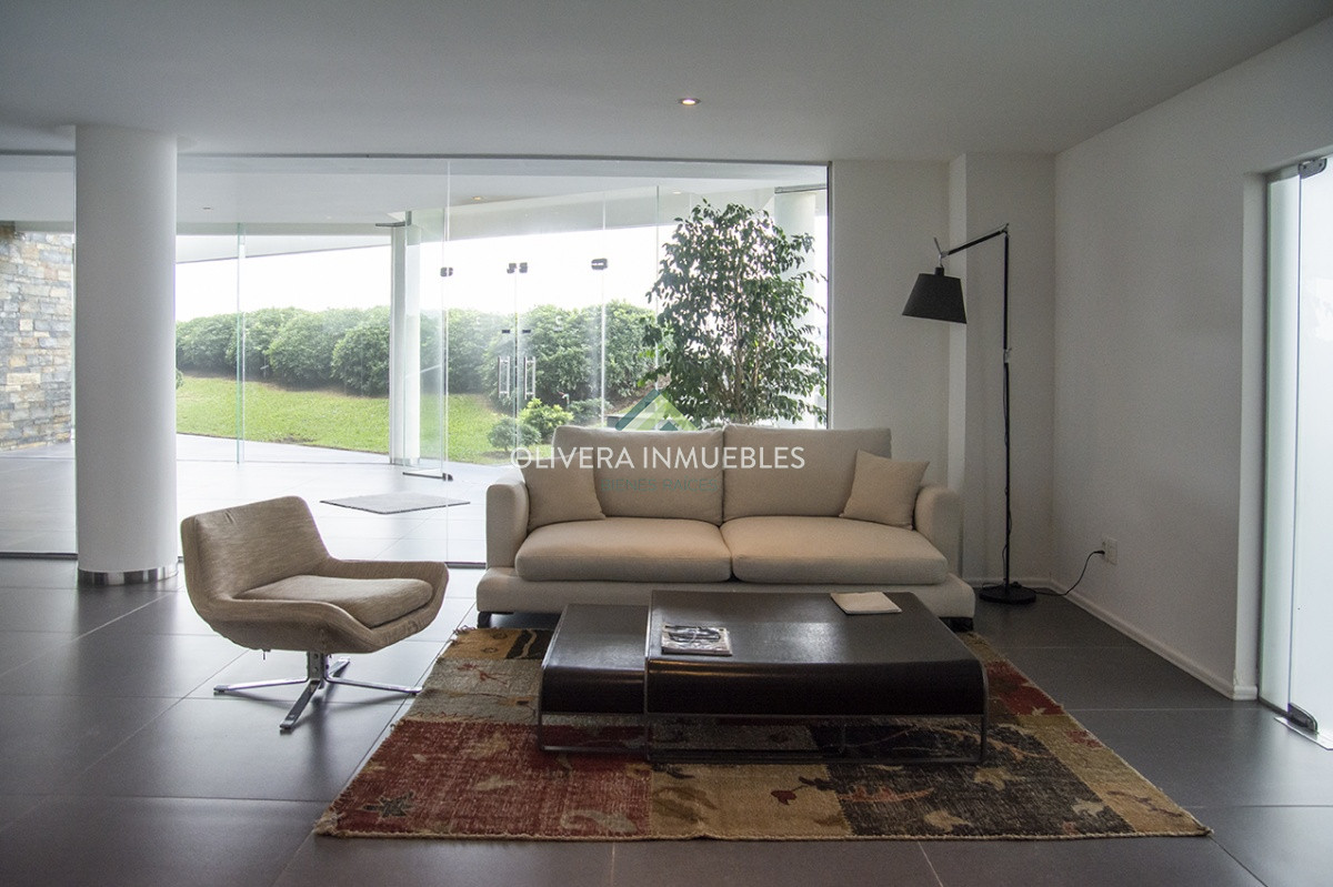 Apartamento ID.10248 - Vende apartamento. Edificio Bonaire. 3 dormitorios con servicios. Brava, Peninsula, Punta del Este