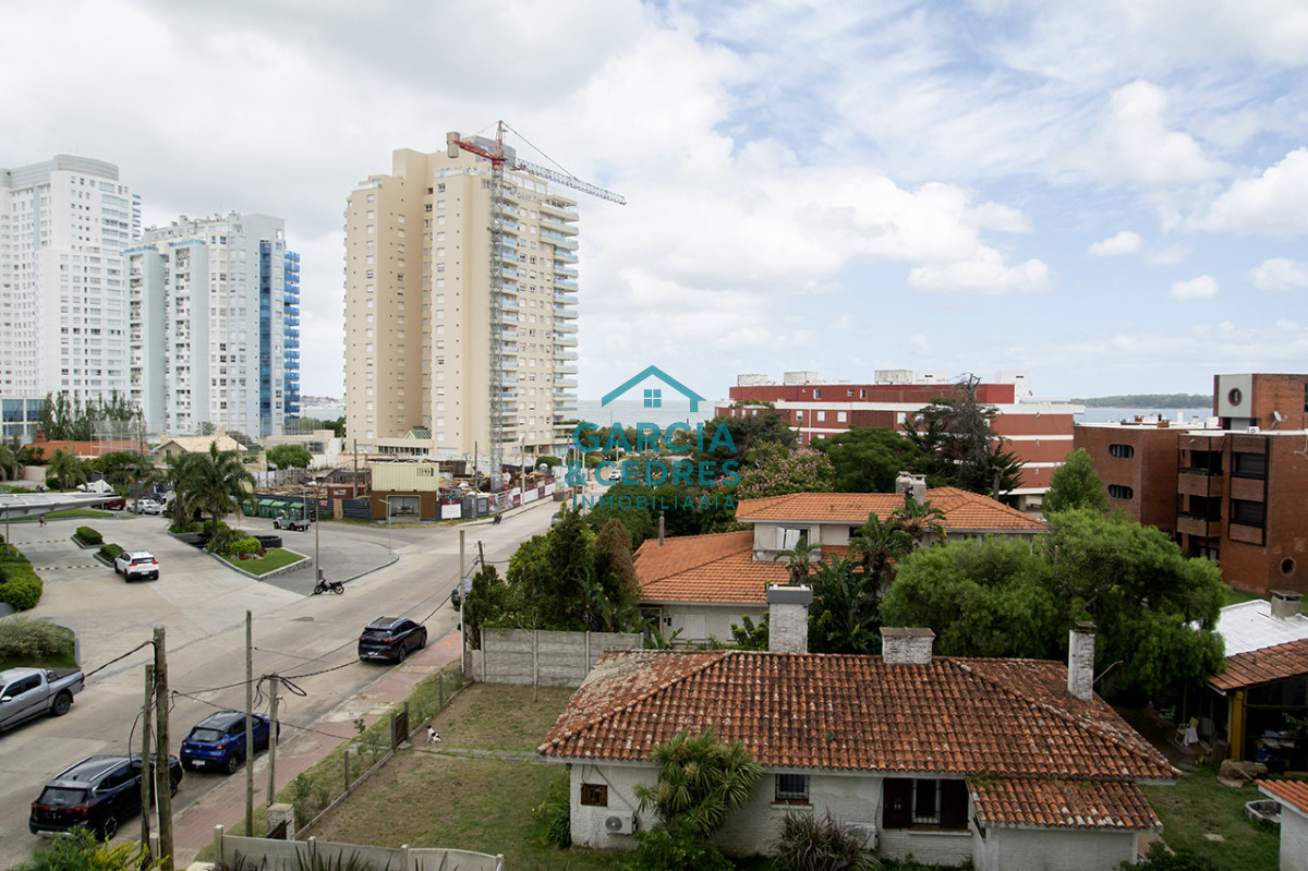 Apartamento ID.462 - Apartamento de 3 Dormitorios en Playa Mansa en venta  - A Pasos del Mar