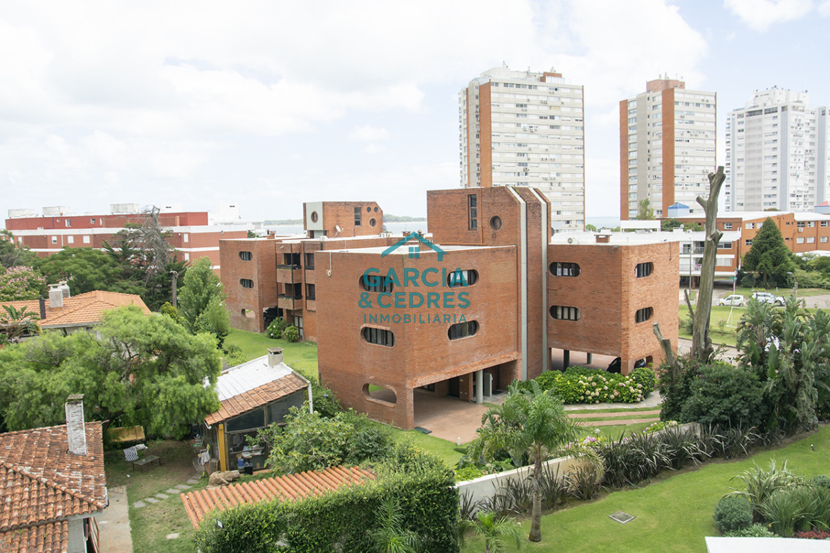Apartamento ID.462 - Apartamento de 3 Dormitorios en Playa Mansa en venta  - A Pasos del Mar