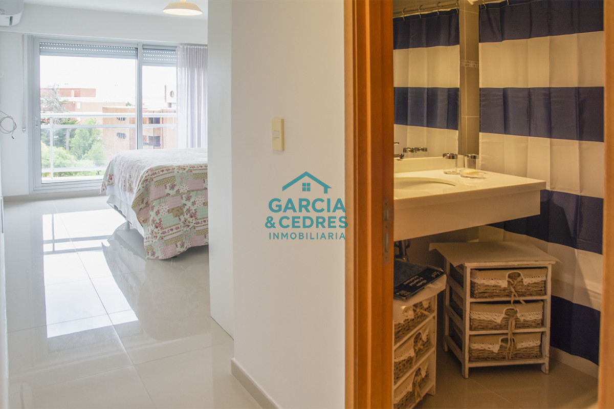 Apartamento ID.462 - Apartamento de 3 Dormitorios en Playa Mansa en venta  - A Pasos del Mar
