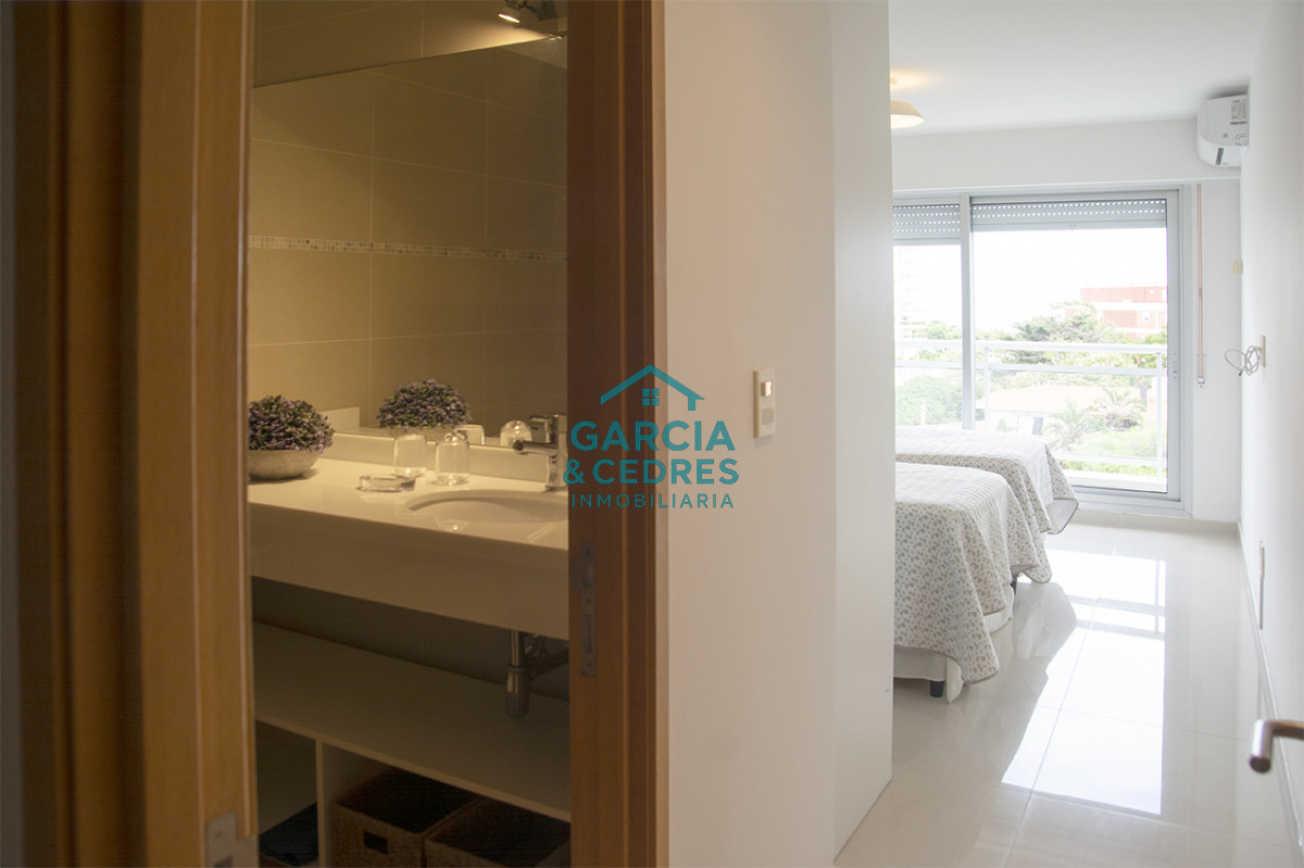 Apartamento ID.462 - Apartamento de 3 Dormitorios en Playa Mansa en venta  - A Pasos del Mar