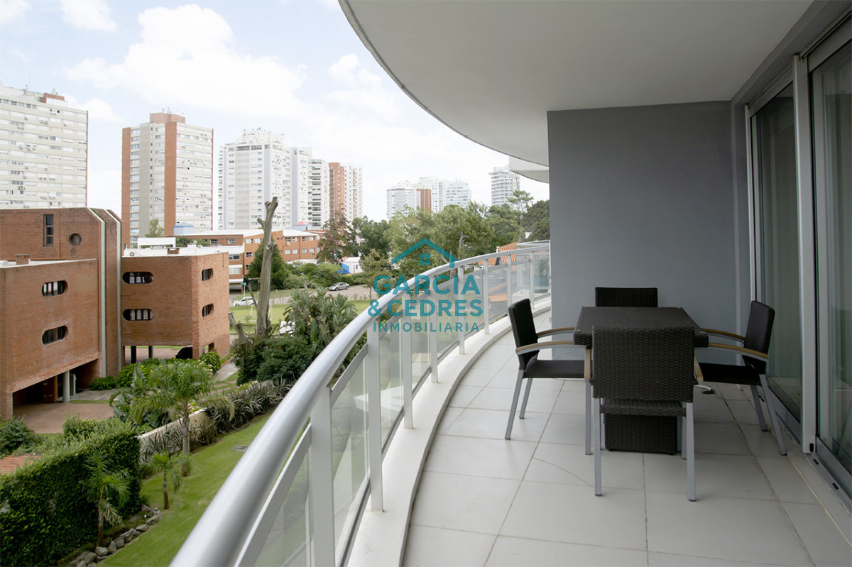 Apartamento ID.462 - Apartamento de 3 Dormitorios en Playa Mansa en venta  - A Pasos del Mar