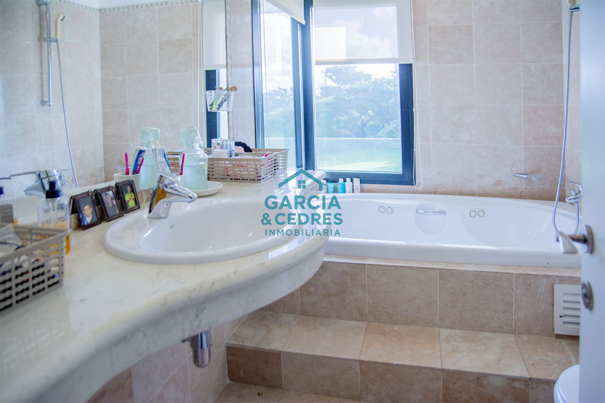 Apartamento ID.447 - Apartamento de 3 dormitorios ensuite en primera línea Playa Brava Punta del Este