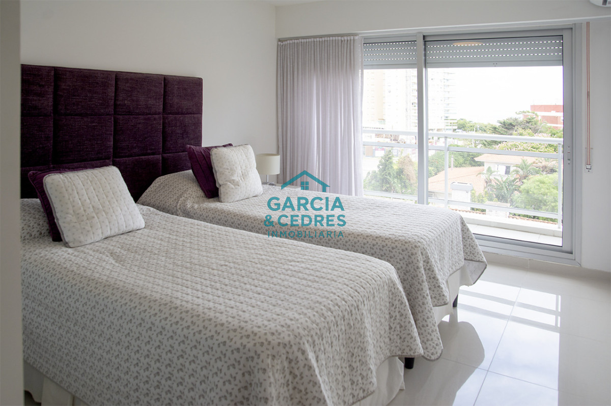 Apartamento ID.462 - Apartamento de 3 Dormitorios en Playa Mansa en venta  - A Pasos del Mar