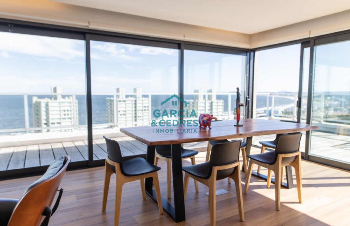 Apartamento ID.454 - Vende apartamento 4 dormitorios, comodo e iluminado en Mansa Punta del Este.