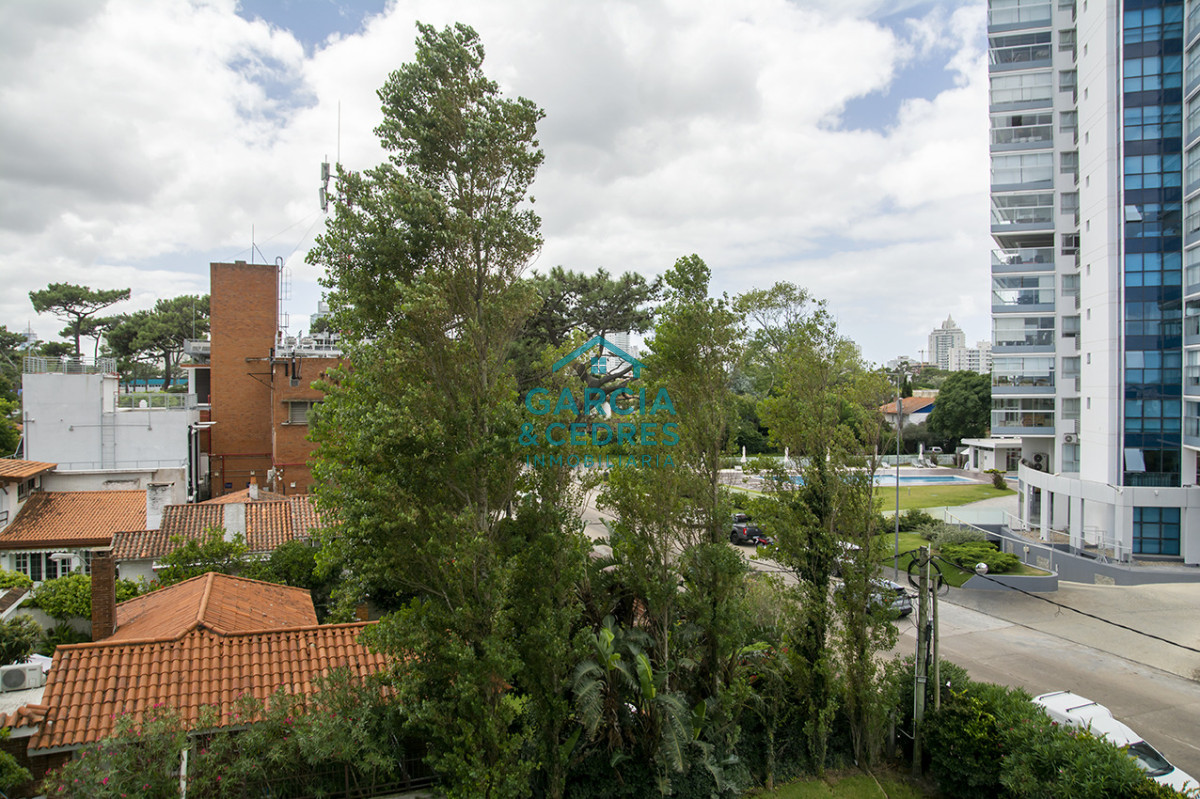 Apartamento ID.462 - Apartamento de 3 Dormitorios en Playa Mansa en venta  - A Pasos del Mar