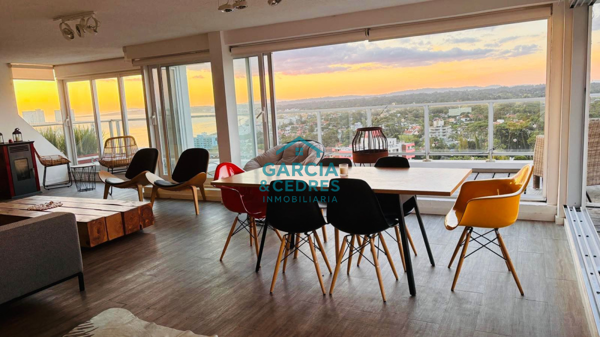 Apartamento ID.454 - Vende apartamento 4 dormitorios, comodo e iluminado en Mansa Punta del Este.