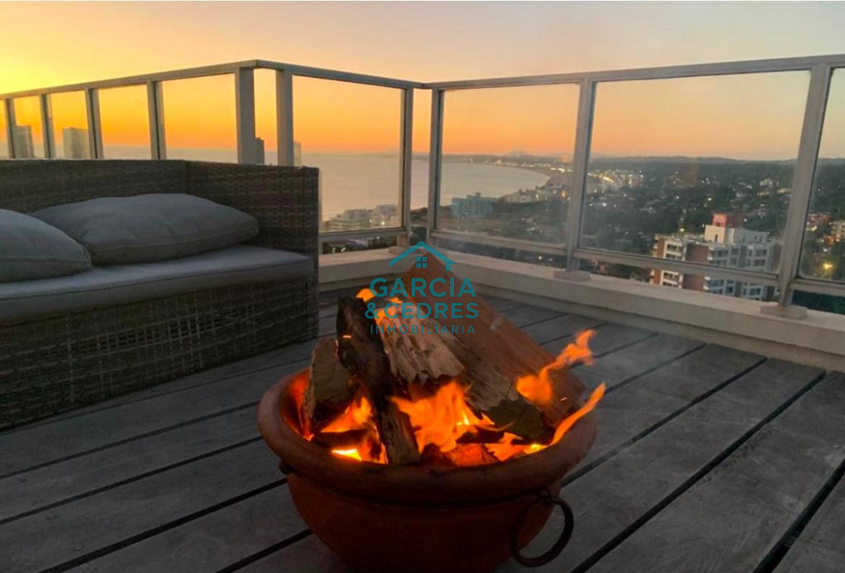 Apartamento ID.454 - Vende apartamento 4 dormitorios, comodo e iluminado en Mansa Punta del Este.