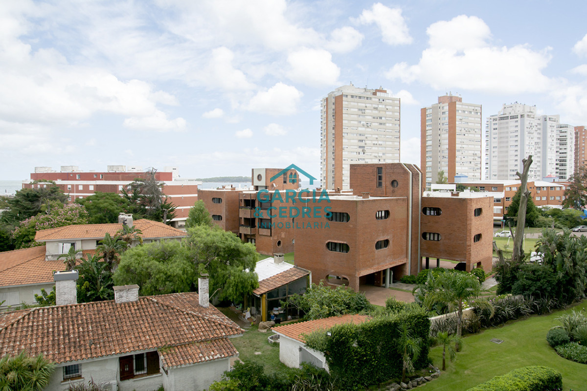Apartamento ID.462 - Apartamento de 3 Dormitorios en Playa Mansa en venta  - A Pasos del Mar