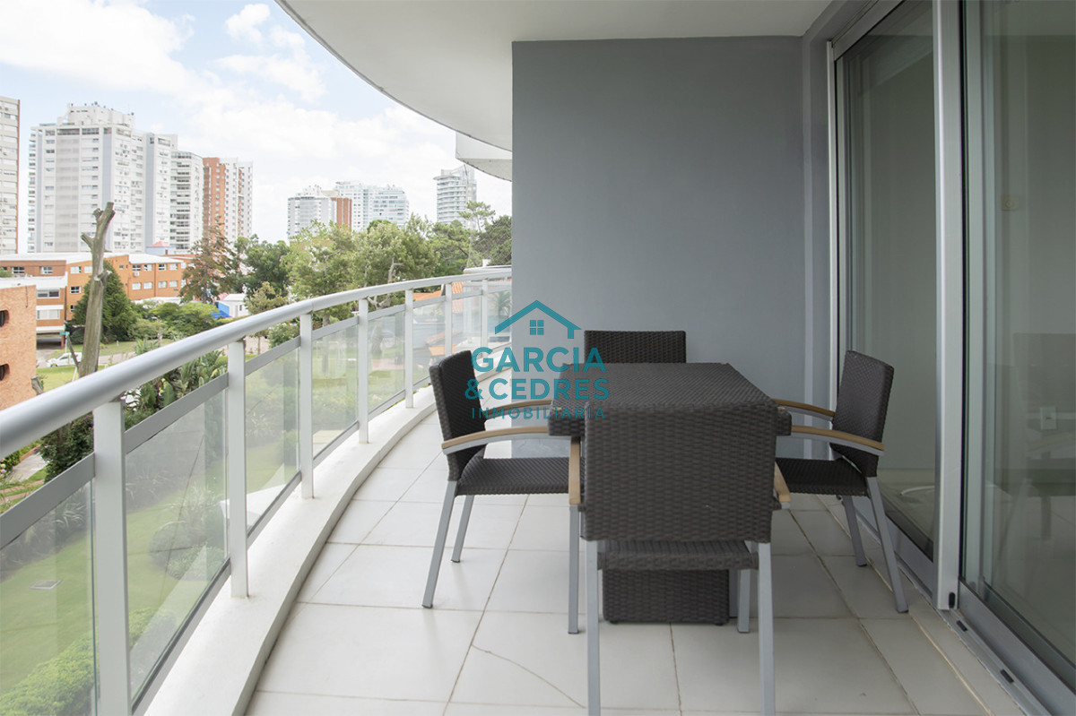 Apartamento ID.462 - Apartamento de 3 Dormitorios en Playa Mansa en venta  - A Pasos del Mar