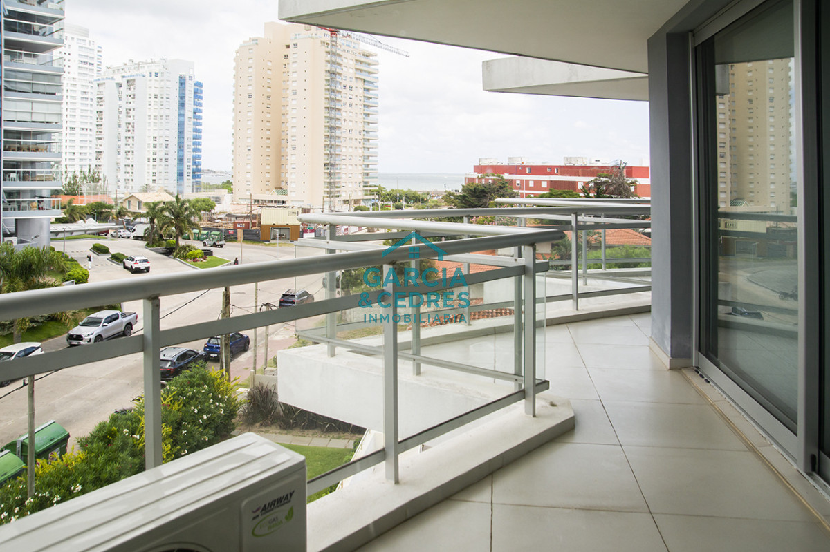Apartamento ID.462 - Apartamento de 3 Dormitorios en Playa Mansa en venta  - A Pasos del Mar