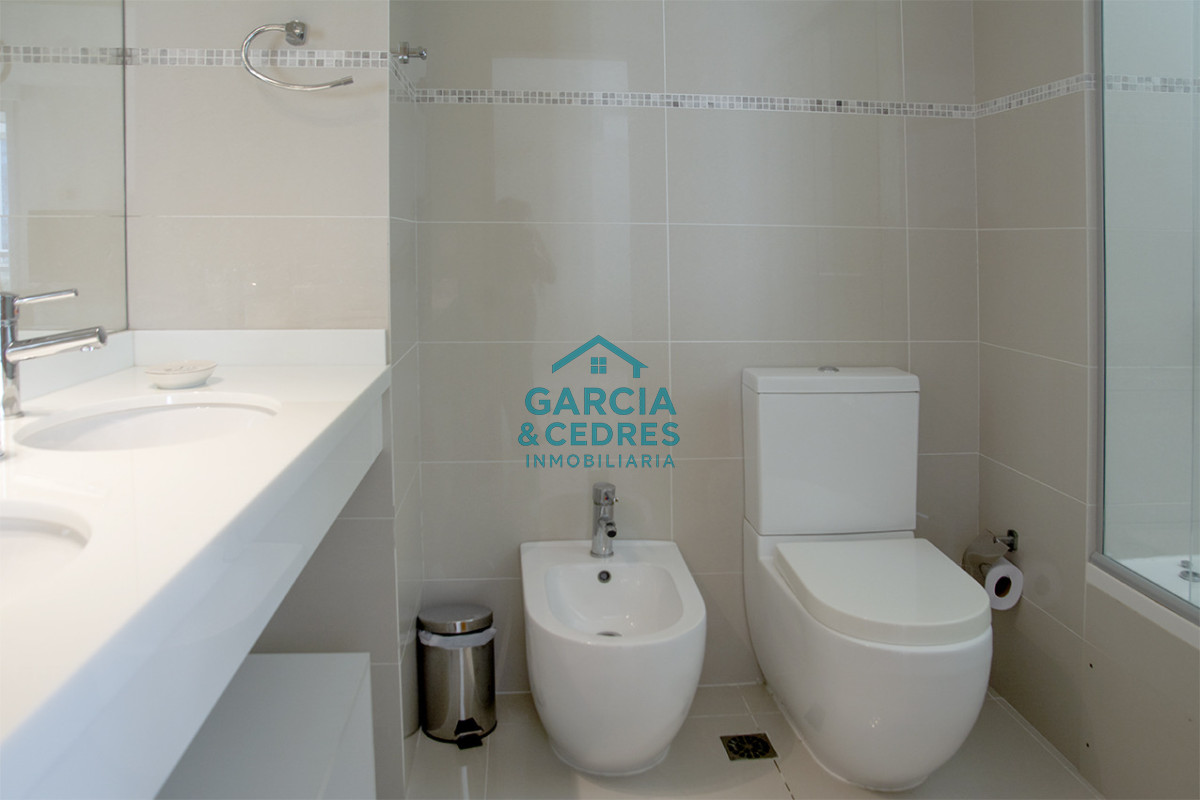 Apartamento ID.462 - Apartamento de 3 Dormitorios en Playa Mansa en venta  - A Pasos del Mar