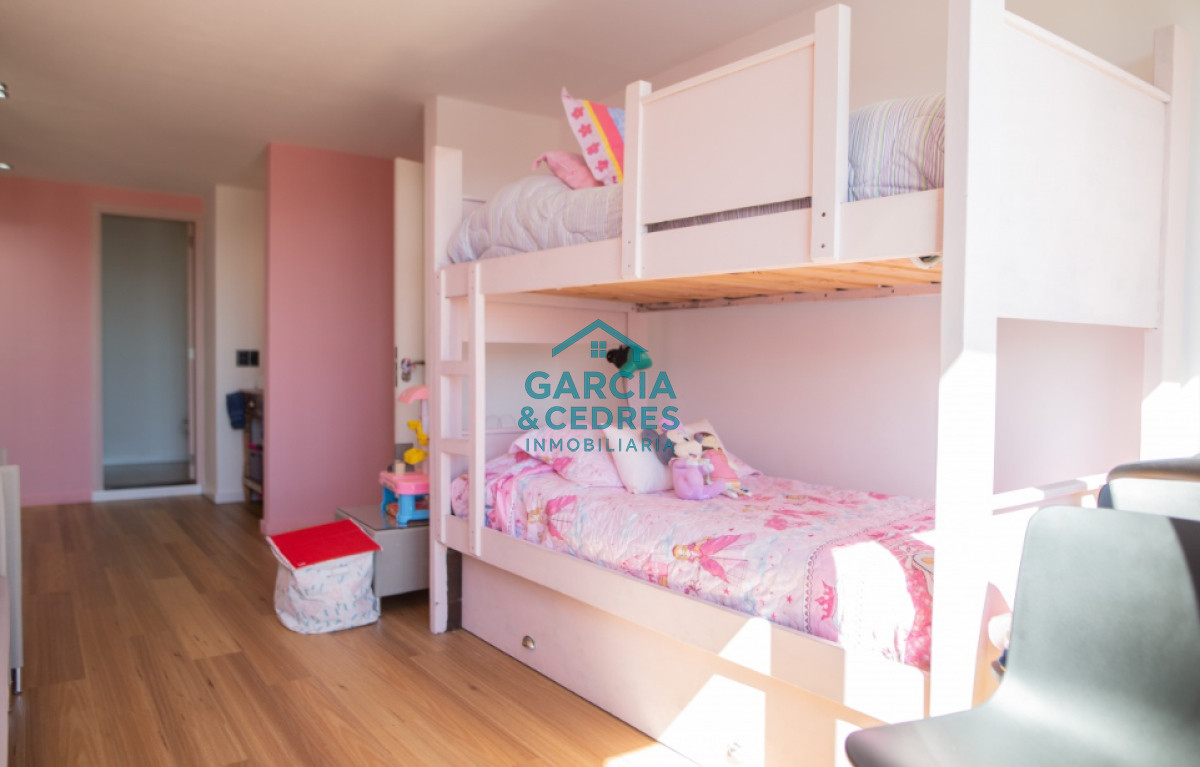 Apartamento ID.454 - Vende apartamento 4 dormitorios, comodo e iluminado en Mansa Punta del Este.