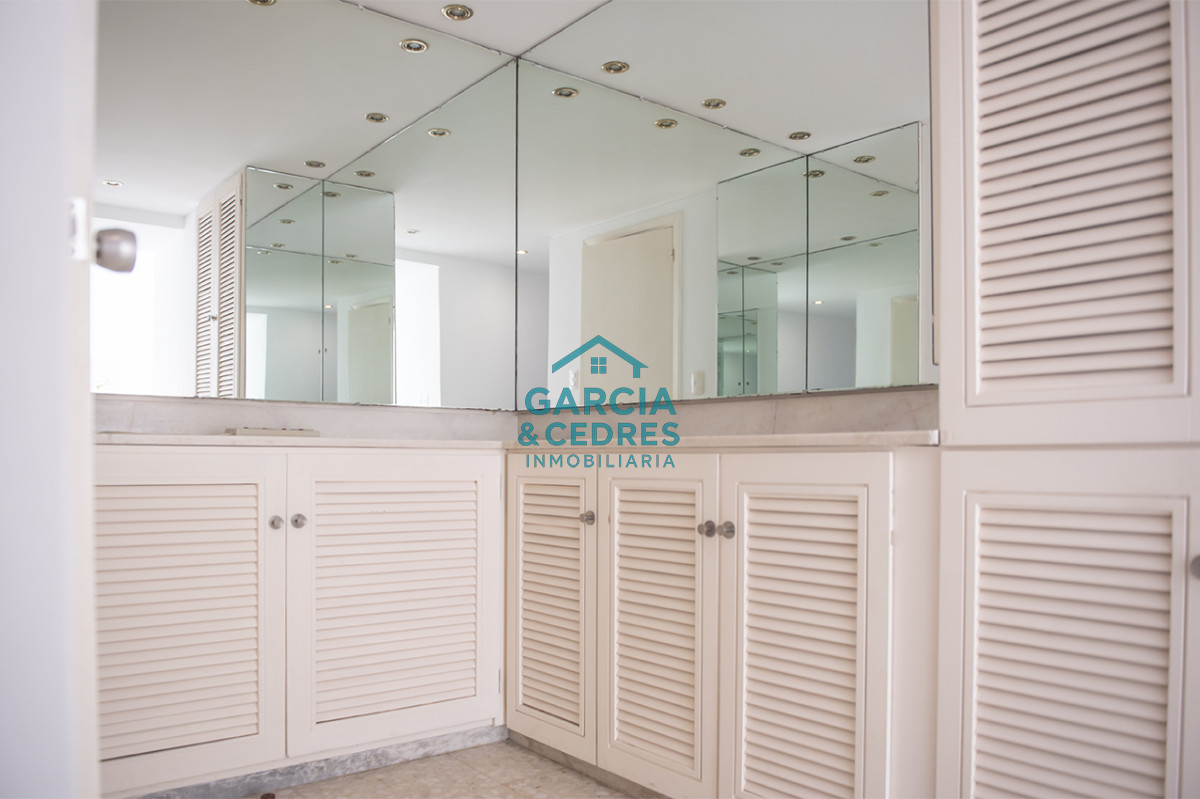 Apartamento ID.455 - Vende departamento de 3 dormitorios con vista al Puerto, Punta del Este