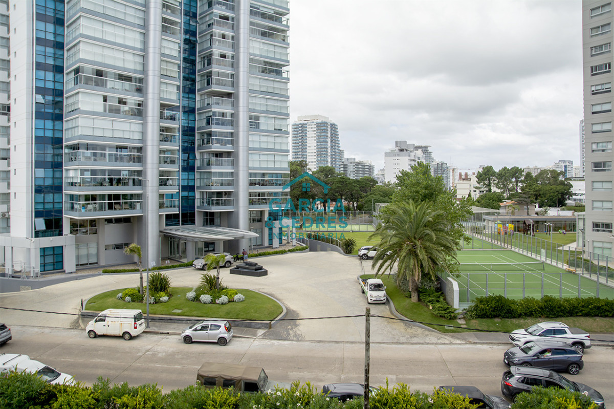 Apartamento ID.462 - Apartamento de 3 Dormitorios en Playa Mansa en venta  - A Pasos del Mar
