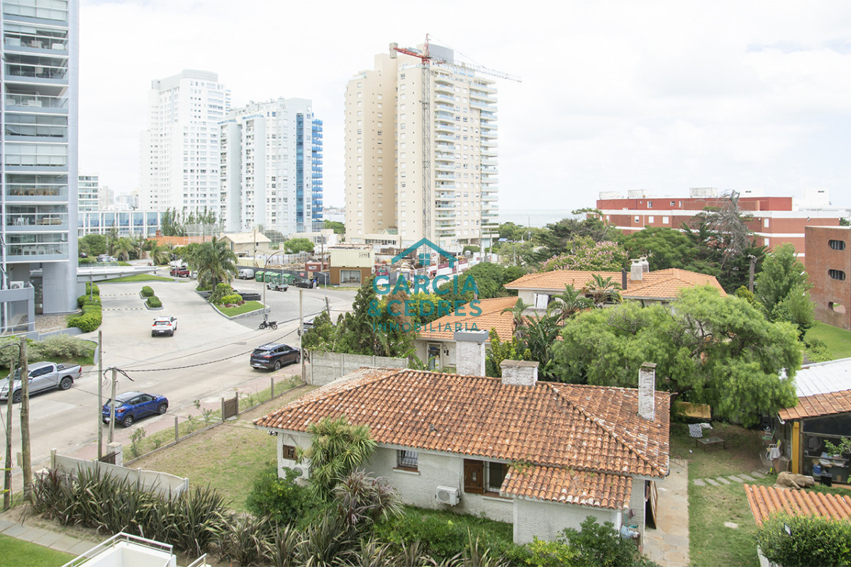 Apartamento ID.462 - Apartamento de 3 Dormitorios en Playa Mansa en venta  - A Pasos del Mar