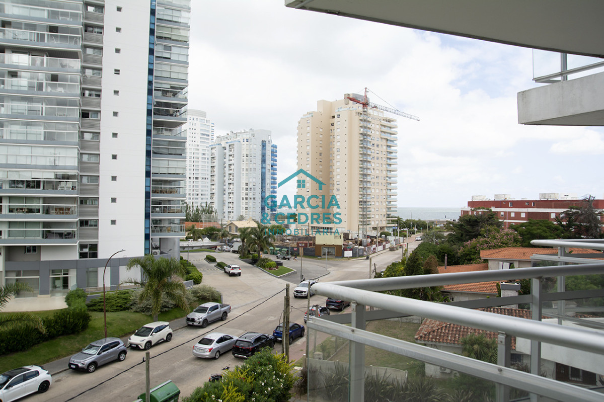 Apartamento ID.462 - Apartamento de 3 Dormitorios en Playa Mansa en venta  - A Pasos del Mar