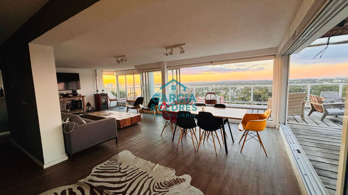 Apartamento ID.454 - Vende apartamento 4 dormitorios, comodo e iluminado en Mansa Punta del Este.