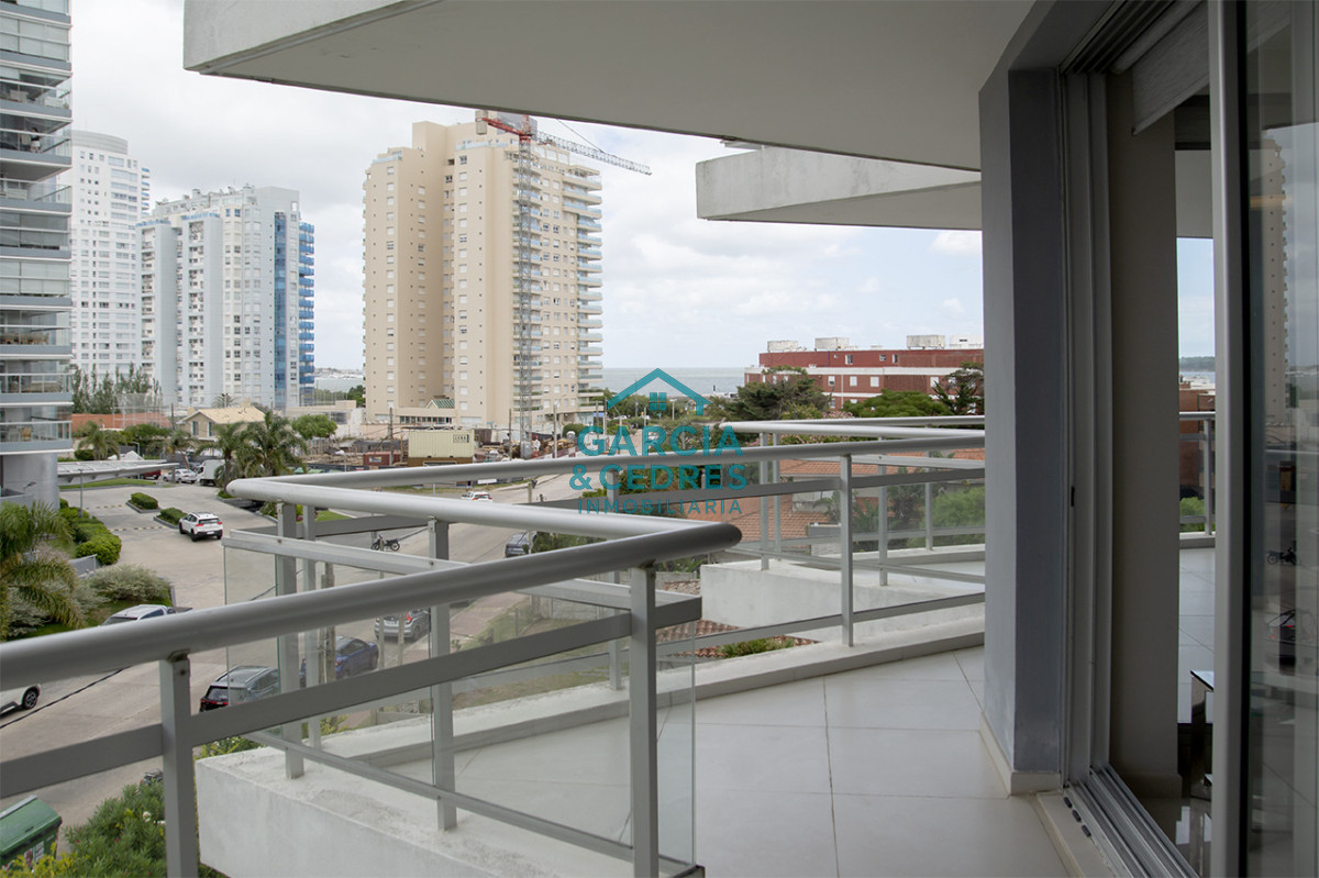 Apartamento ID.462 - Apartamento de 3 Dormitorios en Playa Mansa en venta  - A Pasos del Mar