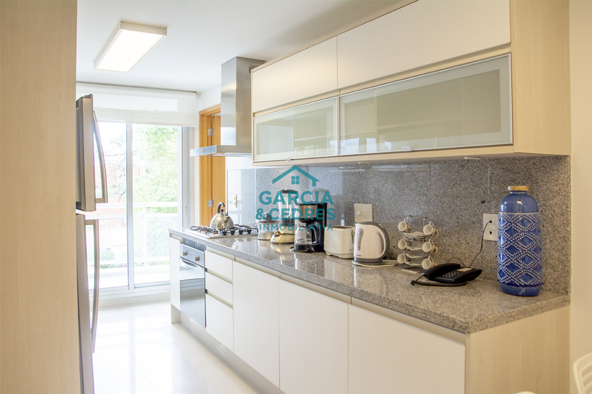 Apartamento ID.462 - Apartamento de 3 Dormitorios en Playa Mansa en venta  - A Pasos del Mar