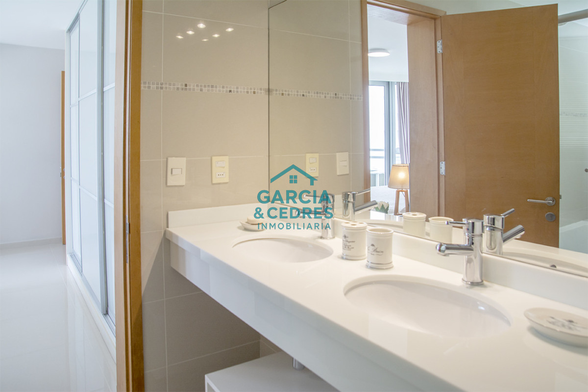 Apartamento ID.462 - Apartamento de 3 Dormitorios en Playa Mansa en venta  - A Pasos del Mar