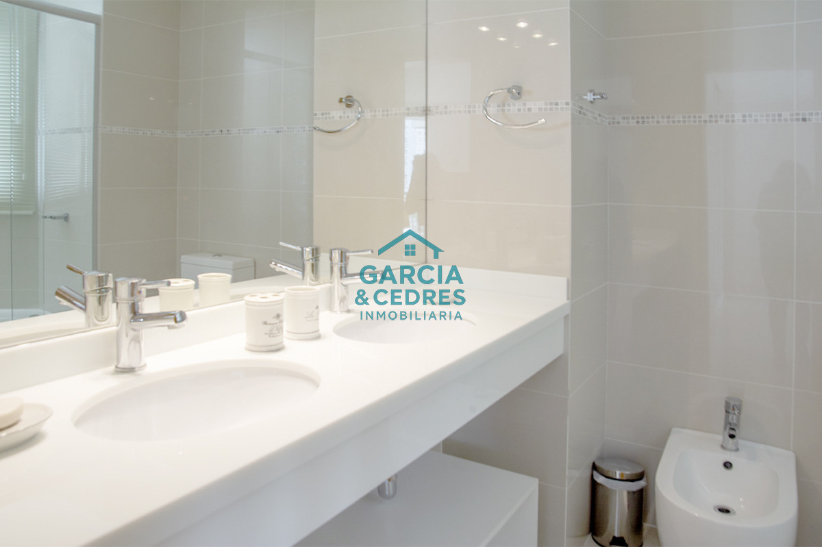 Apartamento ID.462 - Apartamento de 3 Dormitorios en Playa Mansa en venta  - A Pasos del Mar