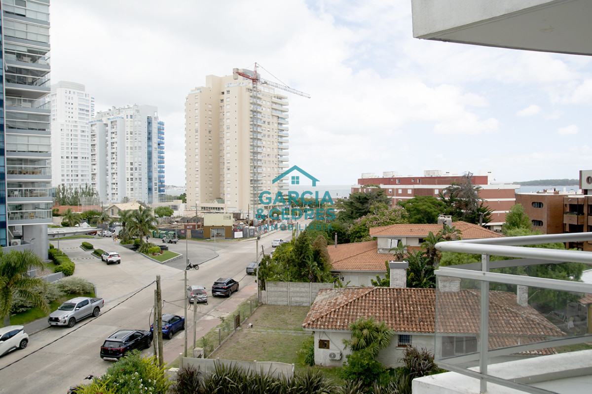 Apartamento ID.462 - Apartamento de 3 Dormitorios en Playa Mansa en venta  - A Pasos del Mar