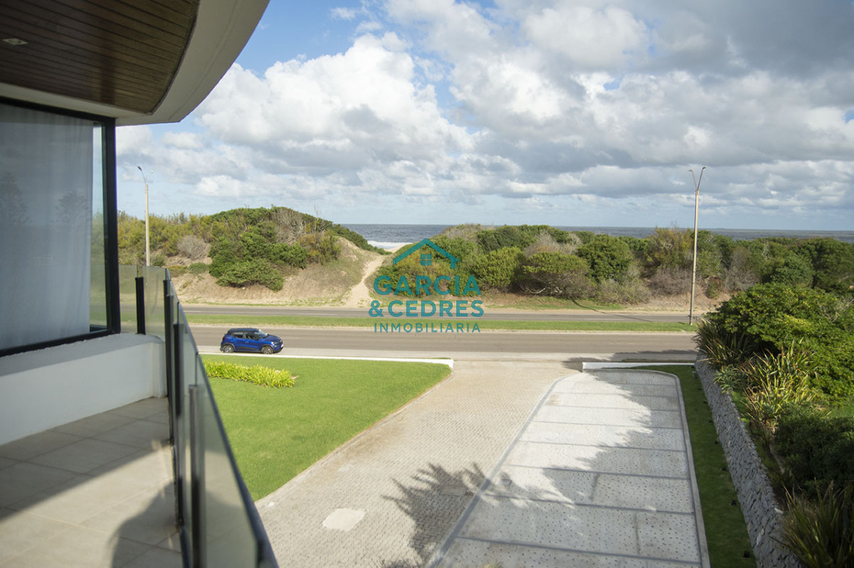 Apartamento ID.447 - Apartamento de 3 dormitorios ensuite en primera línea Playa Brava Punta del Este