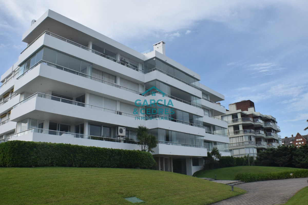 Apartamento ID.457 - Departamento en edificio Esturión, frente al mar, 3 dormitorios en venta