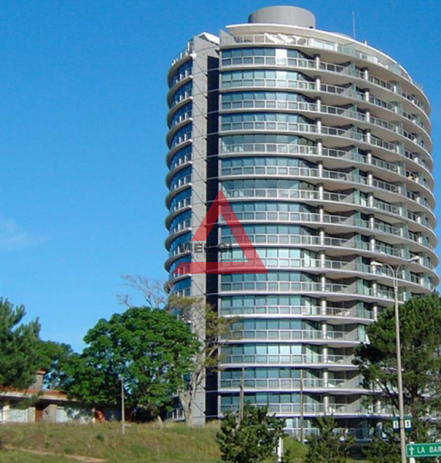 Apartamento ID.306 - Vende apartamento de 3 dormitorios esquinero en Punta del Este