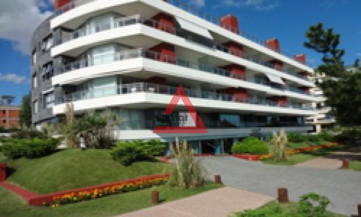 Apartamento ID.335 - Vende hermoso Penthouse en Playa Mansa con azotea propia en Punta del Este