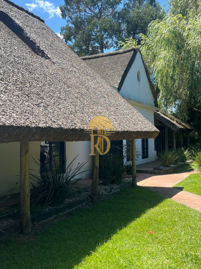 Amplia casa a la venta en Punta del Este de 6 dormitorios en el Tesoro a 200 mts de ruta 10 -id-832-5