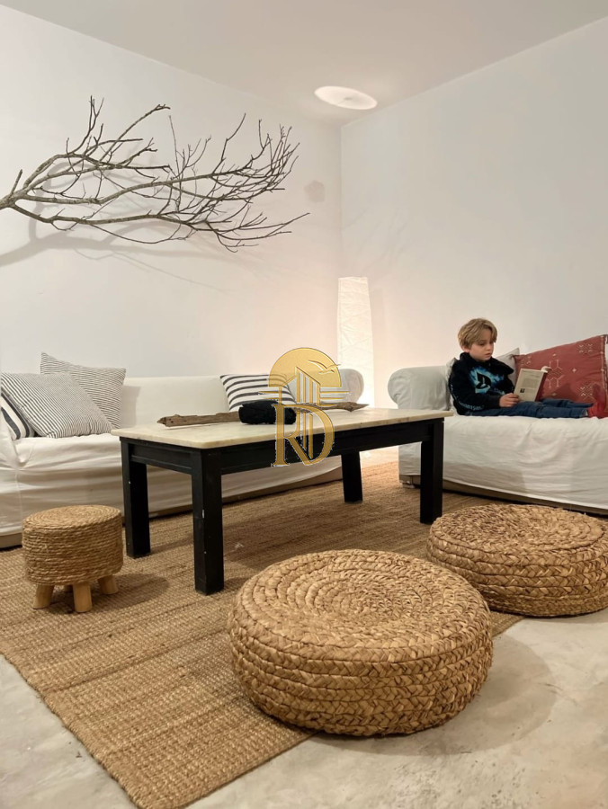 Amplia casa a la venta en Punta del Este de 6 dormitorios en el Tesoro a 200 mts de ruta 10 -id-832-8