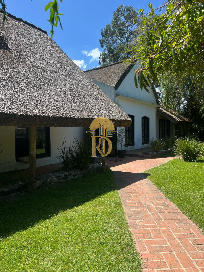 Amplia casa a la venta en Punta del Este de 6 dormitorios en el Tesoro a 200 mts de ruta 10 -id-832-4