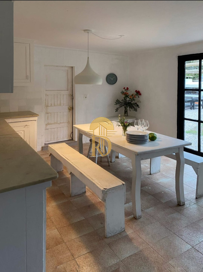 Amplia casa a la venta en Punta del Este de 6 dormitorios en el Tesoro a 200 mts de ruta 10 -id-832-12