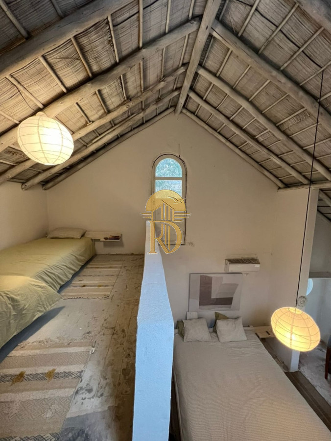 Amplia casa a la venta en Punta del Este de 6 dormitorios en el Tesoro a 200 mts de ruta 10 -id-832-10