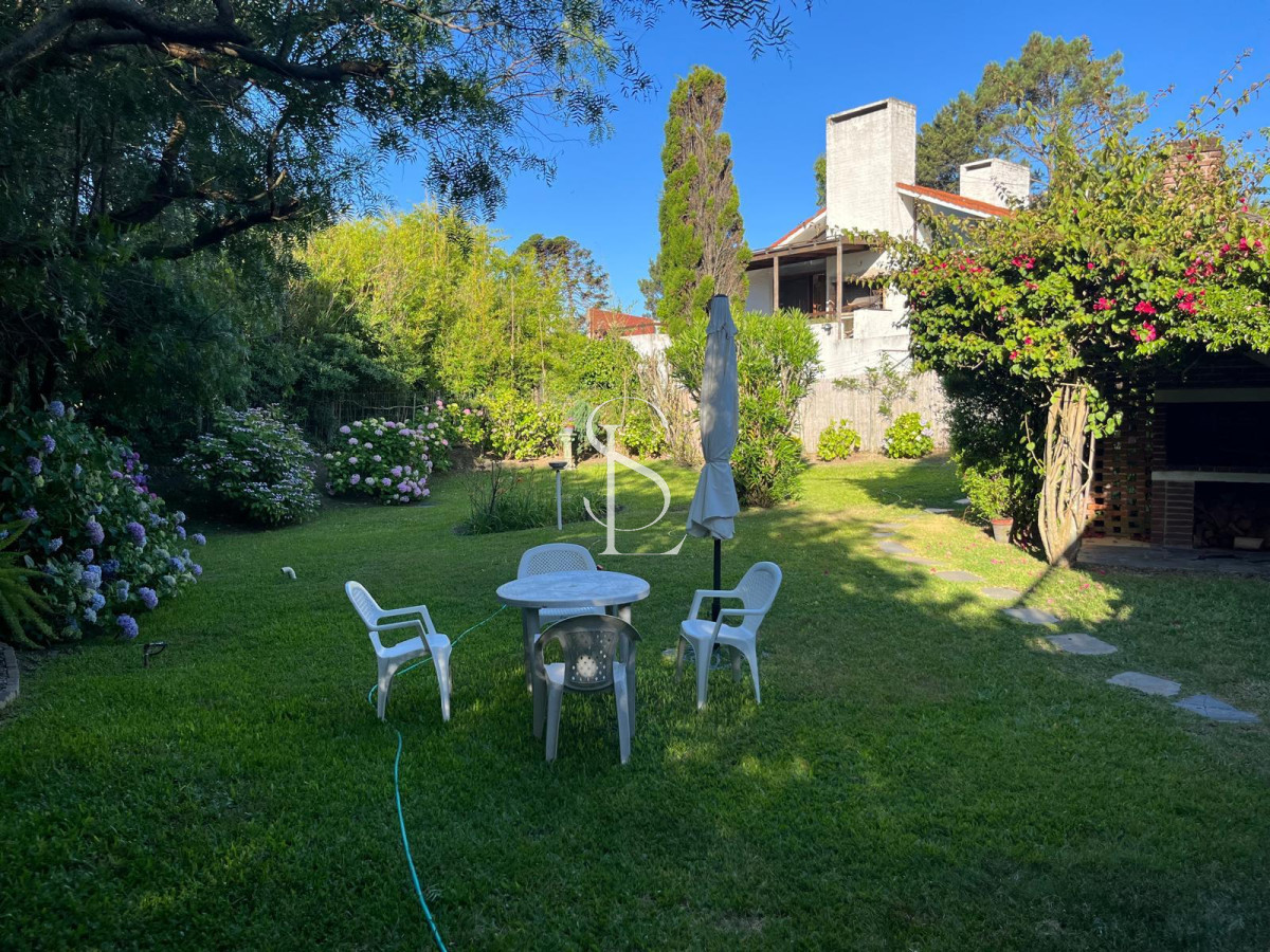 Casa ID.268 - Hermosa cabaña de 4 dormitorios en venta a metros de Playa Mansa, Punta del Este