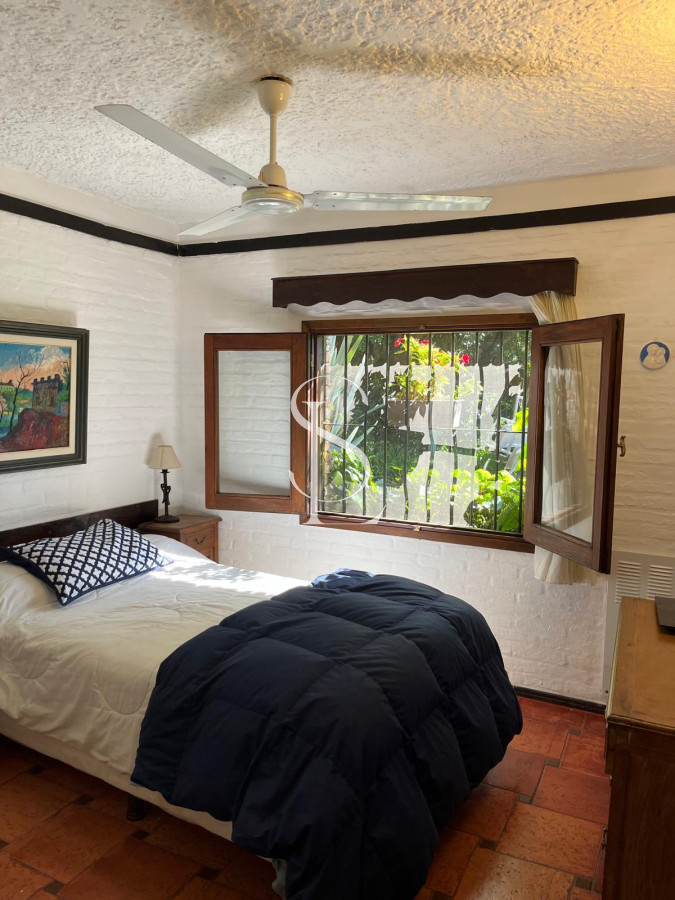 Casa ID.268 - Hermosa cabaña de 4 dormitorios en venta a metros de Playa Mansa, Punta del Este