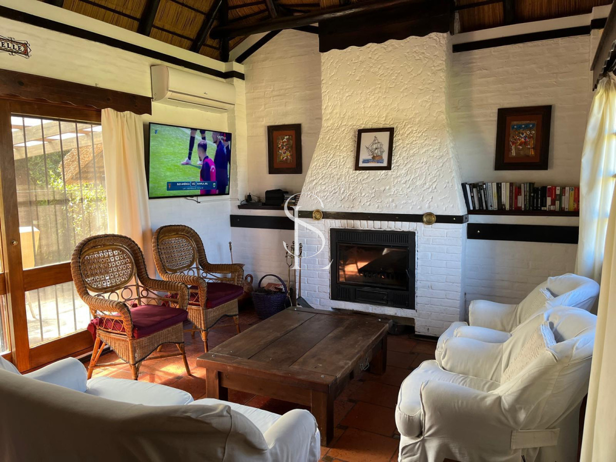 Casa ID.268 - Hermosa cabaña de 4 dormitorios en venta a metros de Playa Mansa, Punta del Este