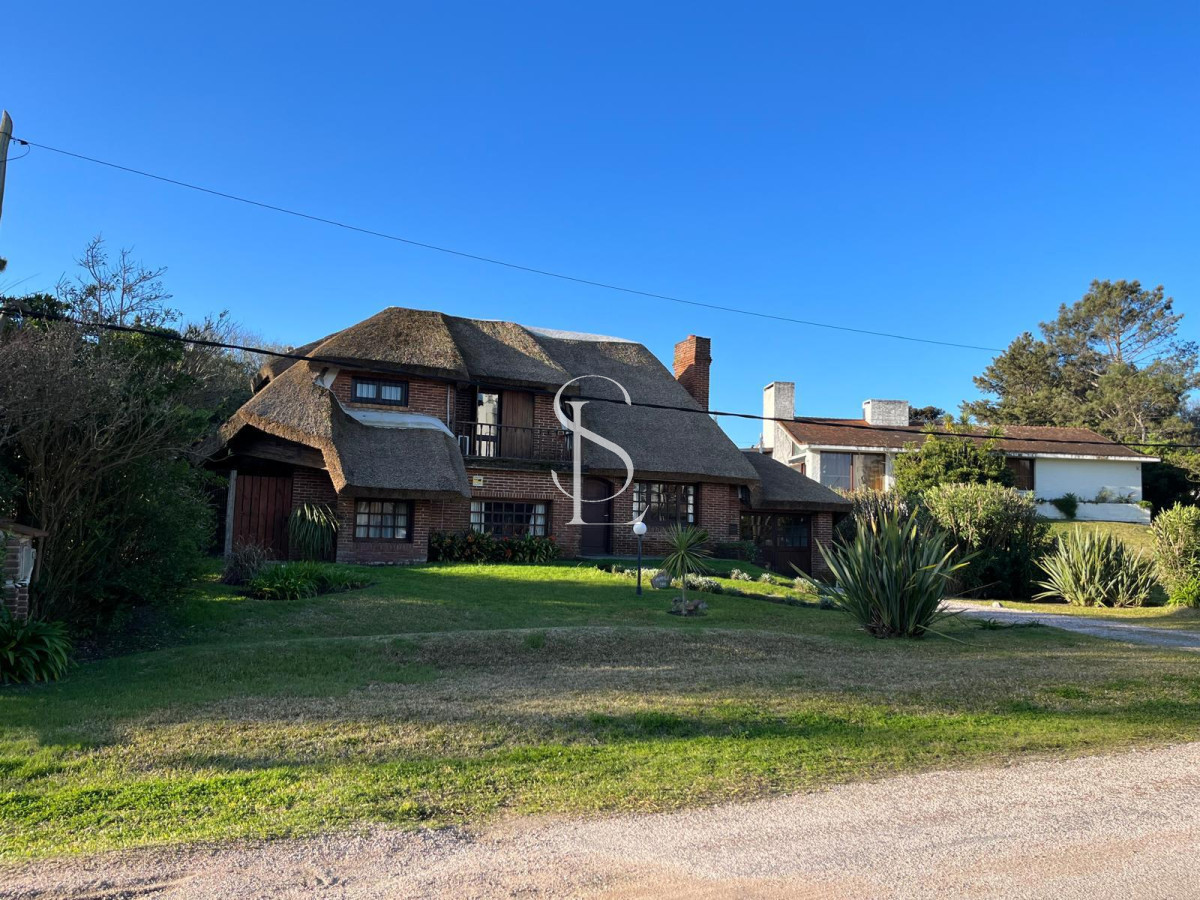 Casa ID.268 - Hermosa cabaña de 4 dormitorios en venta a metros de Playa Mansa, Punta del Este